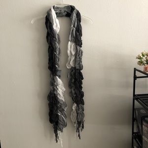 Black and white scrunch scarf